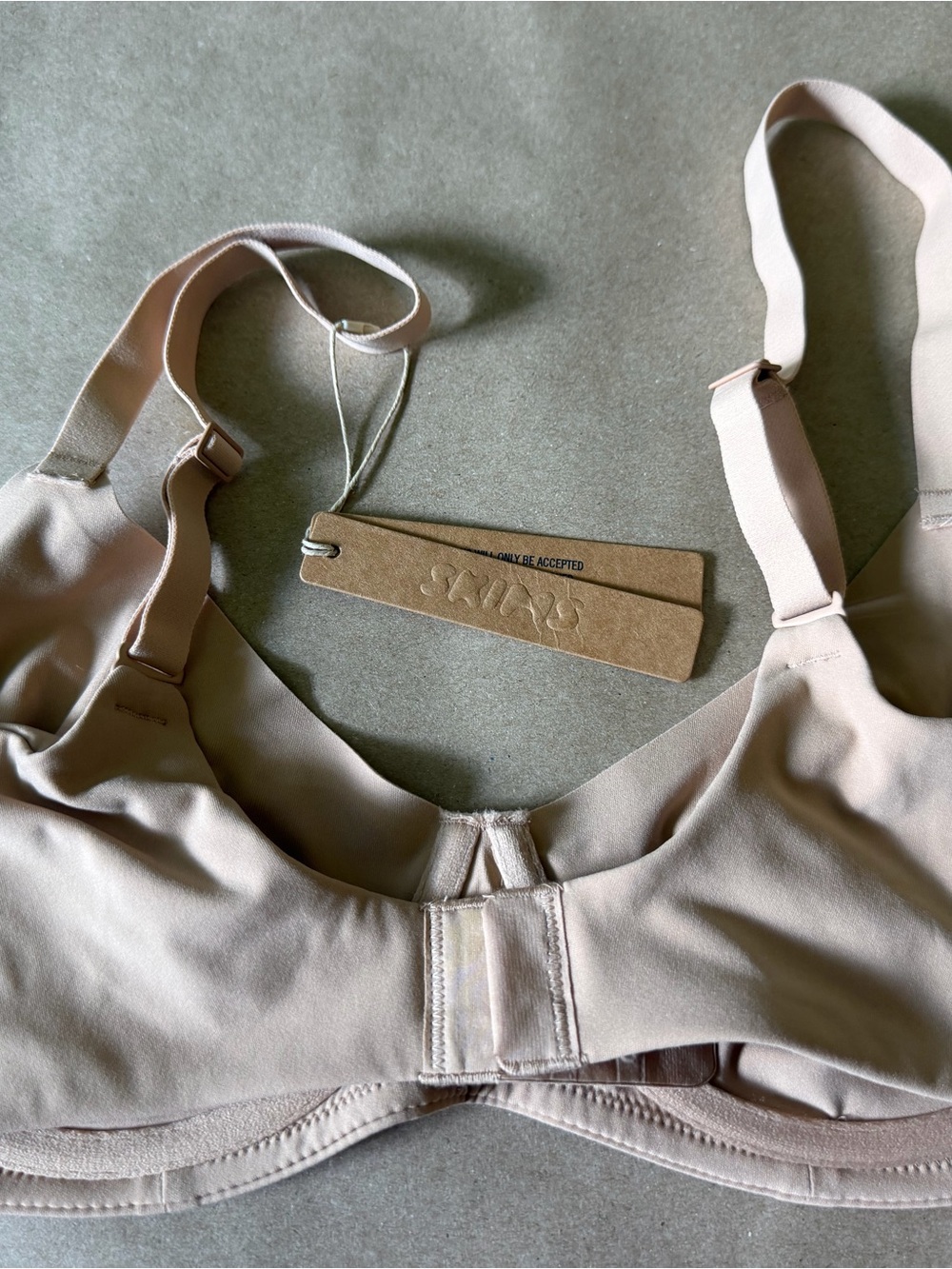 SKIMS Light Nude Seamless Underwire Bra - Picture 2 of 3